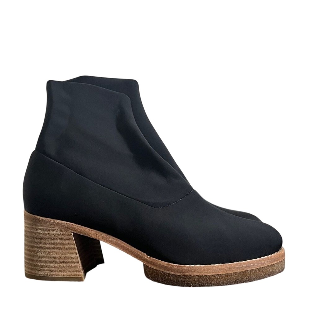 Clarks Women's Nadia Boot size 9 Neoprene Slip On Stretch Minimalist Mint